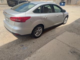 2018 Ford Focus SE - Exterior Rear Right Corner Image